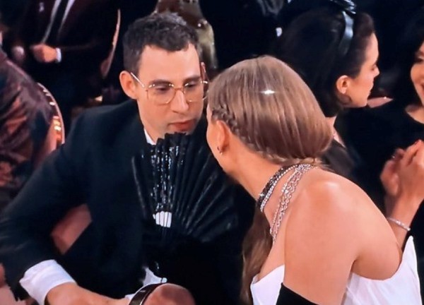 Taylor Swift thách thức các chuyên gia đọc khẩu hình miệng nhờ một phụ kiện