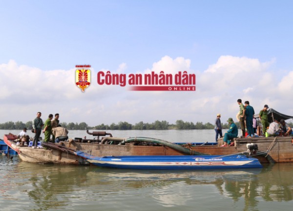 Bắt quả tang 3 đối tượng khai thác cát "lụi" trên sông Hậu