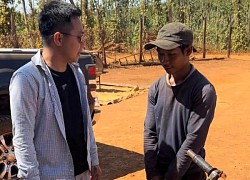 Va hỏng ô tô, thanh niên không bị bắt đền còn được chủ xe tặng tiền, quần áo