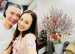 Vợ NSND Công Lý hé lộ góc nhỏ phòng khách đầy hoa tươi ngày cận Tết, bảo sao được khen là nàng dâu đảm đang