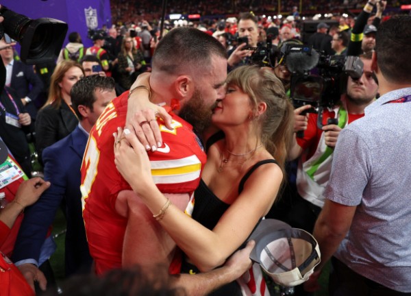 Taylor Swift gây sốt khi hôn bạn trai mừng vô địch Super Bowl, ngờ đâu video "sầu nữ nước Mỹ" bị đẩy ngã lại được bàn tán nhiều hơn