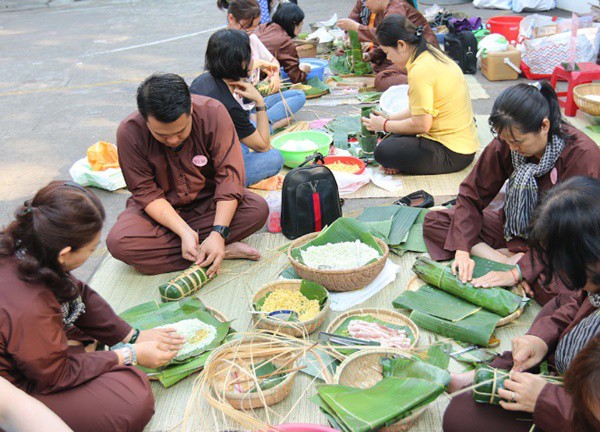 Tết này mình gói bánh nha con?