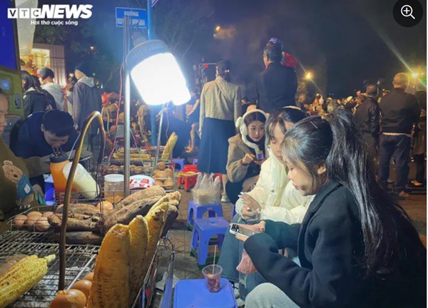 Du khách thích thú dạo chơi, ăn vặt giữa 'biển người' ở chợ đêm Đà Lạt