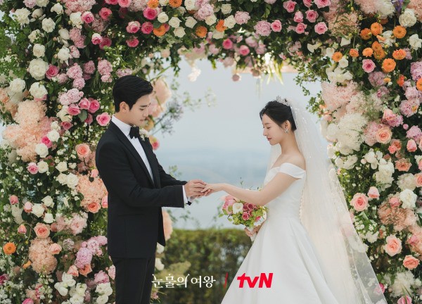 Kim Soo Hyun - Kim Ji Won tung ảnh cưới y hệt Son Ye Jin - Hyun Bin, visual cực phẩm hút 100 triệu view