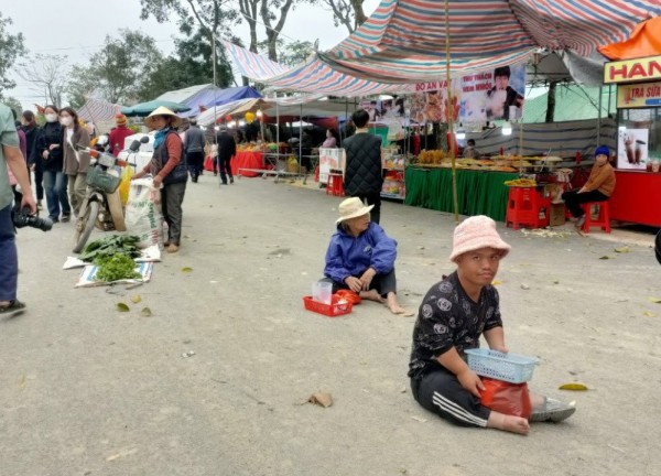 Yêu cầu công an làm rõ đối tượng đứng sau người ăn xin ở cổng đền tại Thanh Hóa