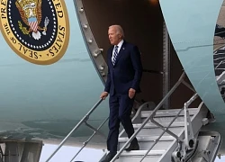 Khoảnh khắc Tổng thống Biden suýt vấp ngã 2 lần khi bước lên Không lực Một