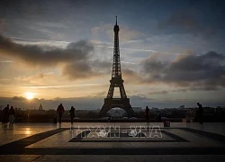 Tháp Eiffel đóng cửa ngày thứ 5 liên tiếp do đình công kéo dài