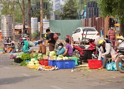 Bát nháo bên ngoài chợ đầu mối Bình Điền, địa phương lên tiếng