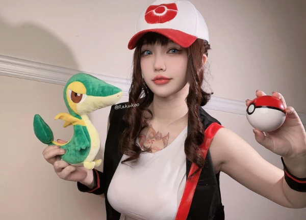 Biến hình thành nhà huấn luyện Pokémon, nữ coser có "tâm hồn" gần 1 mét hút ánh nhìn