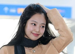 Jennie (BLACKPINK) lộ biểu cảm đau đớn vì fan quá khích ở sân bay, netizen quốc tế bức xúc