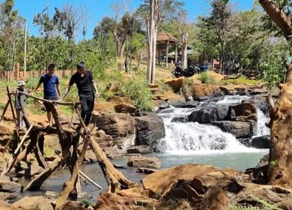 Trải nghiệm vẻ đẹp hoang sơ thác Boòng Nga