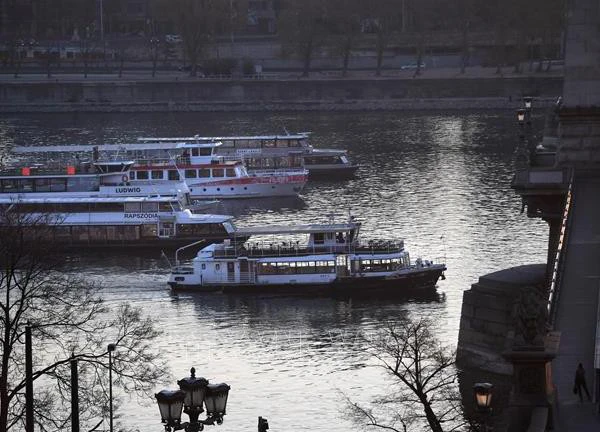 Du thuyền Bulgaria va vào thành cống trên sông Danube khiến nhiều người bị thương