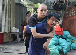 Người thợ mộc hơn 500 ngày chăm con trai ung thư xương: 'Tôi lún nợ rồi'