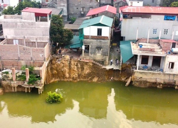 Sông Cầu 'nuốt chửng' căn nhà bạc tỷ, người dân sống trong bất an