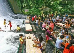 'Độc lạ' nhà hàng buffet dưới chân thác nước ở Philippines