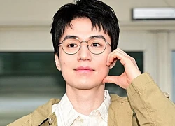 Lee Dong Wook đổ bộ sân bay sang Việt Nam, U45 mà diện mạo ở góc cận "bén đứt tay"