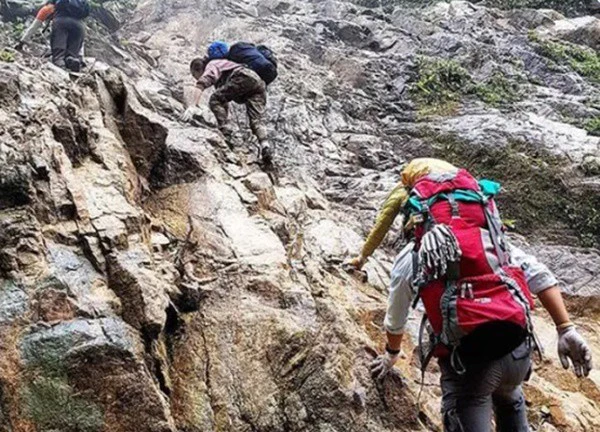 Tràn lan tour du lịch mạo hiểm tự phát: Nhiều rủi ro rình rập