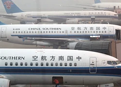 Chuyến bay bị hoãn vì hành khách ném đồng xu vào động cơ cầu may