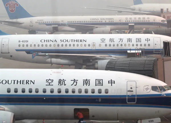 Chuyến bay bị hoãn vì hành khách ném đồng xu vào động cơ cầu may