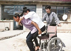 Nhận nuôi đứa trẻ bị dị tật bẩm sinh, 19 năm sau người đàn ông nghèo được hưởng trái ngọt: Cô gái nhỏ vang danh 1 vùng nhờ tài năng đặc biệt