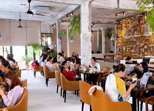 Rủ nhau check-in tiệm cà phê có kệ sách lớn dọc cầu thang