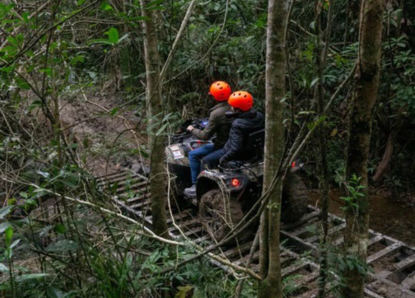 Băng rừng lội suối đến thăm nhà KONG