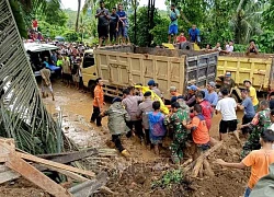 Indonesia sơ tán hàng chục nghìn người do lũ lụt và lở đất