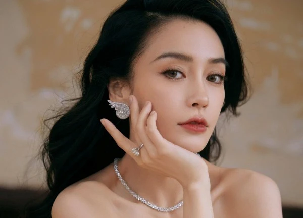 Rầm rộ bằng chứng Angelababy bị hội chị em tiểu hoa đán 85 nghỉ chơi, Dương Mịch tỏ rõ thái độ xa cách