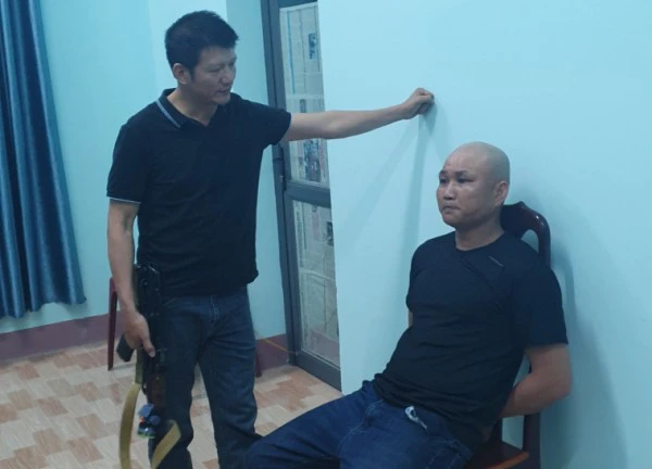 "Tóm" đối tượng dùng dao, súng truy sát một phụ nữ hàng xóm