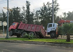 Xe tải sụp hố 'tử thần' trên đường trung tâm TP Tuy Hòa