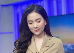 "MC xinh nhất VTV" suốt 1 năm "đóng khung" vẻ đẹp, vừa đổi kiểu tóc mới trông trẻ như gái chưa chồng