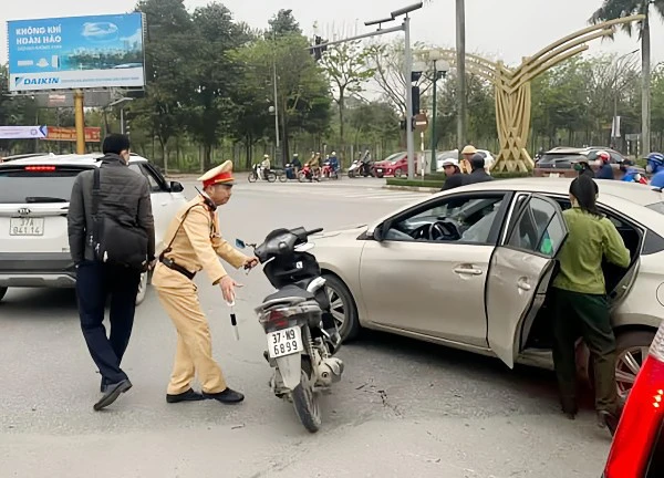 Đình chỉ công tác cán bộ hải quan dùng mũ bảo hiểm đập bể kính ô tô