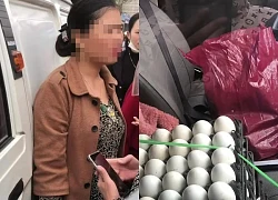 Người phụ nữ bán trứng &#8220;bị ném&#8221; túi tiền 1,2 tỷ vào xe, tá hỏa khi biết chủ nhân