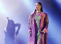 "Bỏng mắt" với những bộ trang phục biểu diễn của Rihanna