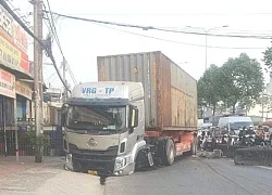 Nhiều người ở TP.HCM thoát chết khi xe container tông bay dải phân cách bê tông QL22