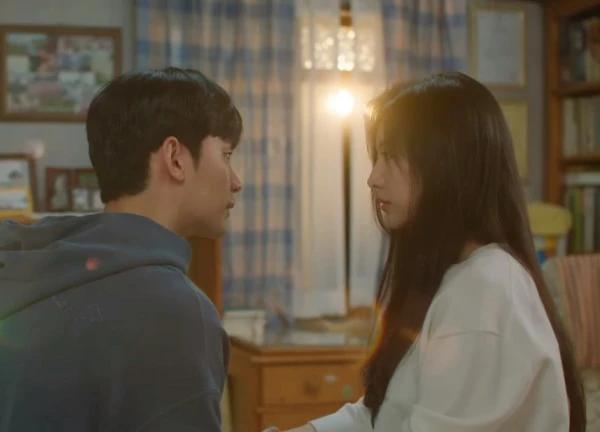 Rating Queen of Tears bất ngờ giảm mạnh, tất cả là vì bức ảnh nhạy cảm của Kim Sae Ron - Kim Soo Hyun?