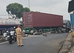 TP.HCM: Container tông dải phân cách, nhiều người thoát khỏi &#8220;tử thần&#8221; gang tấc