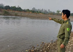 Công an viên cứu 2 học sinh đang chới với chìm dưới sông