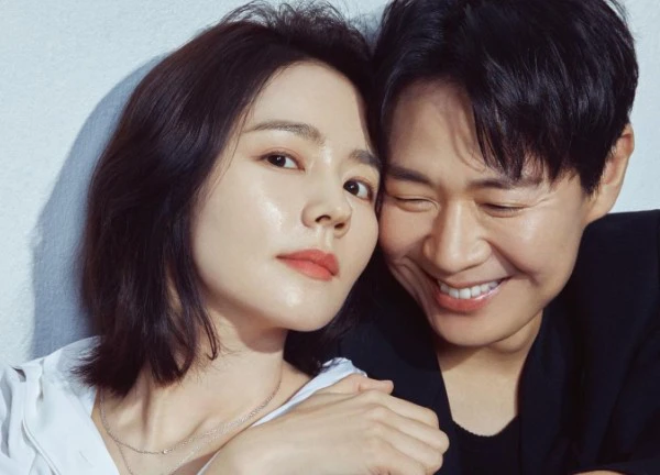 Han Ga In và chồng tài tử tung bộ ảnh chung đầu tiên sau 19 năm kết hôn, nhưng sao "mặt nặng như chì" thế này?