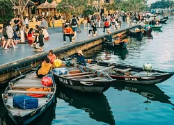 Du khách Hàn Quốc 'phải lòng' biển xanh, cát trắng của Việt Nam