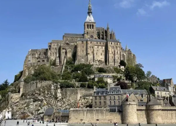 Mont-Saint-Michel - viên ngọc quý giữa biển khơi của nước Pháp