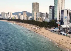 Bãi biển Nha Trang ken kín người ngày nắng nóng cao độ