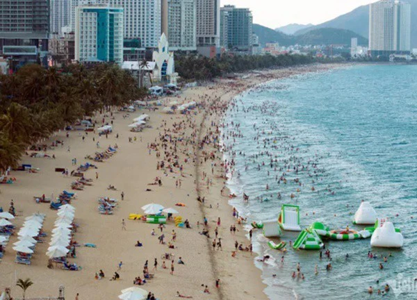 Biển Nha Trang, Vũng Tàu đông kín du khách trong ngày nghỉ lễ thứ 3