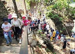 Du khách đổ xô về thác nước đẹp nhất Tây Nguyên 'giải nhiệt'