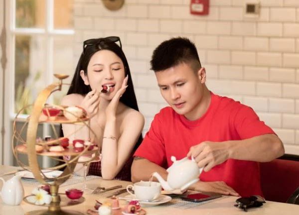 Ảnh bầu nét căng của Chu Thanh Huyền, Quang Hải tình cảm hôn lên bụng bầu: "Ba mẹ yêu con"