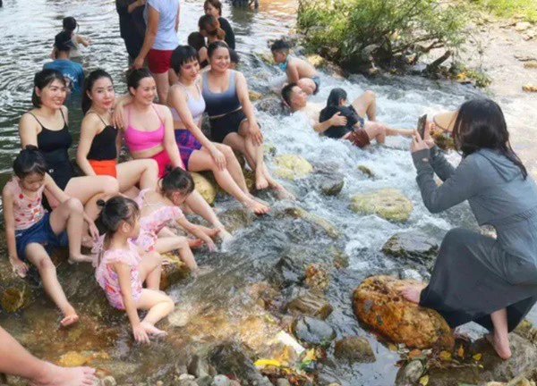 Suối, thác vùng biên hút khách ngày nắng nóng