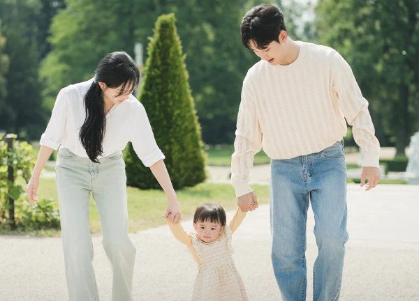 Tập cuối Queen of Tears bùng nổ MXH, cái kết viên mãn nhưng netizen vẫn bất bình "biên kịch rảnh lắm hả?"