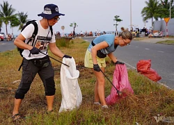 Tay cầm móc sắt, bao tải, nhóm bạn Tây làm điều đặc biệt ở Đà Nẵng