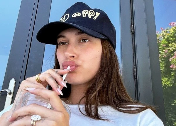 Hailey Bieber dập tắt tin đồn ly hôn bằng một bức ảnh