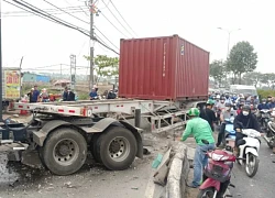 Xe container húc văng dải phân cách ngay cửa ngõ TP.HCM, 3 người bị thương